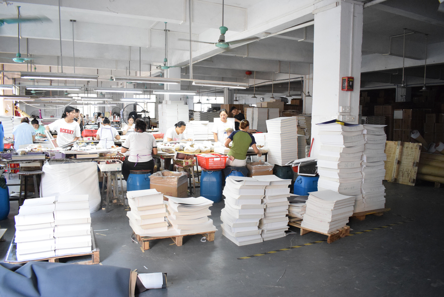 GUANGZHOU YM PACKAGE PRODUCTS CO.,LTD. linea di produzione del fabbricante