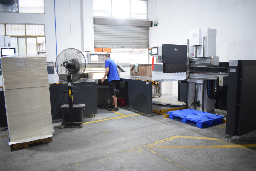 GUANGZHOU YM PACKAGE PRODUCTS CO.,LTD. linea di produzione del fabbricante