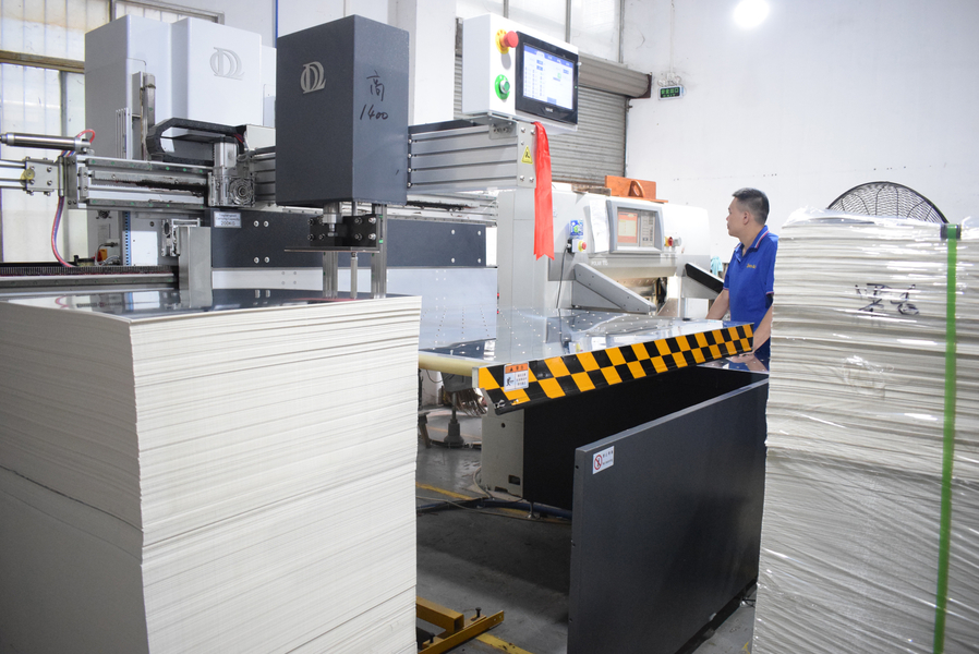 GUANGZHOU YM PACKAGE PRODUCTS CO.,LTD. linea di produzione del fabbricante