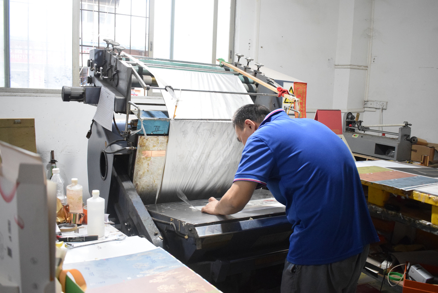 GUANGZHOU YM PACKAGE PRODUCTS CO.,LTD. linea di produzione del fabbricante
