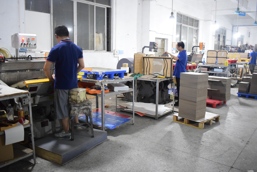 GUANGZHOU YM PACKAGE PRODUCTS CO.,LTD. linea di produzione del fabbricante