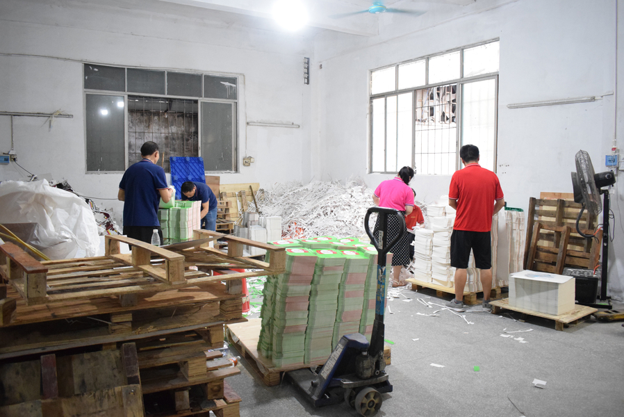 GUANGZHOU YM PACKAGE PRODUCTS CO.,LTD. linea di produzione del fabbricante